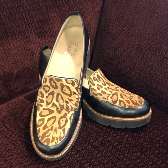 Naturalizer Darry2 Leather Lug Sole Loafer - Picture 2 of 7